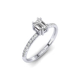 Gabriano Mara 8 tırnaklı tektaş yüzük; GIA-HRD sertifikalı emerald pırlanta ve beyaz altın montürün üstten görünüşü